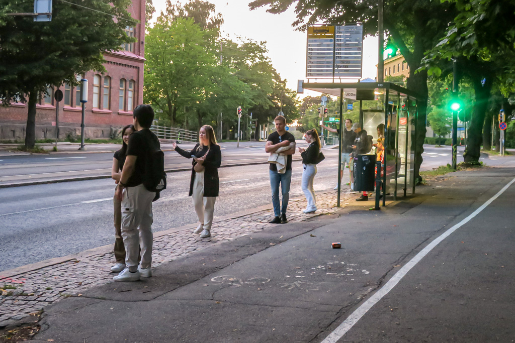 Nuoria odottamassa bussia Ristikkokadun bussipysäkillä kesäll