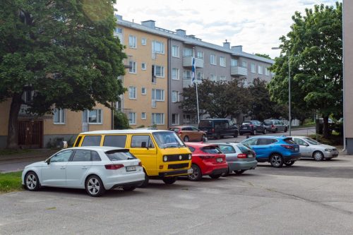 Autoja Orioninkatu 6 pihalla