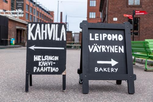 Helsingin kahvipaahtimon ja Leipomo Väyrysen kyltit Teurastamol