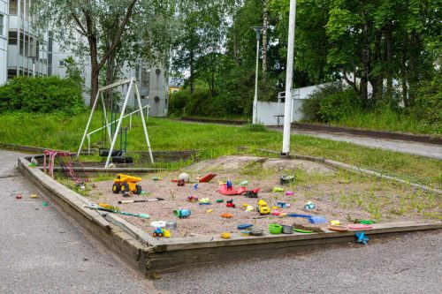 Hiekkalaatikko Vellamonkatu 5:n pihassa