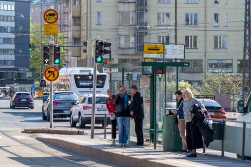 Ihmisiä odottamassa raitiovaunua Lautatarhankadun pysäkillä