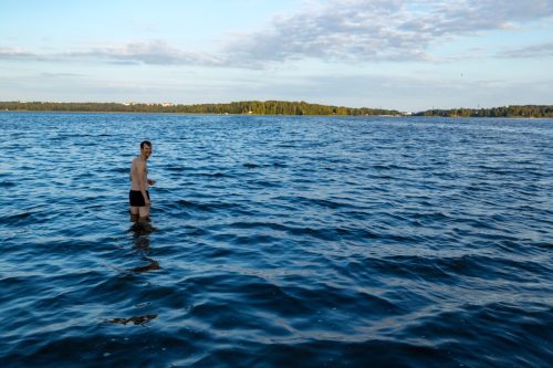 Kari uimassa Vanhankaupunginlahdella Hermannin rantapuistossa
