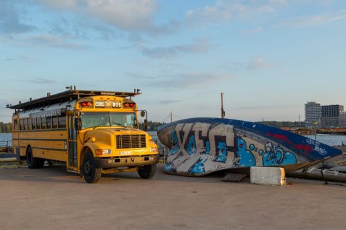 Keltainen Cool bus Verkkosaaren rannassa