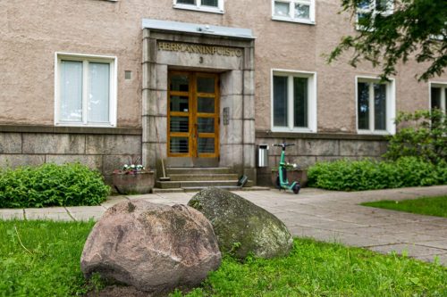 Kivet Eläinlääkärinkatu 3:n sisäänkäynnin edessä