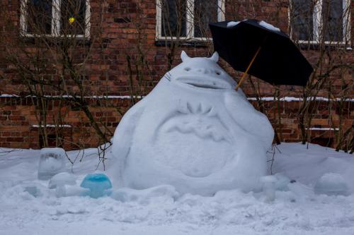 Naapurini Totoro lumiveistos Saarenkadulla