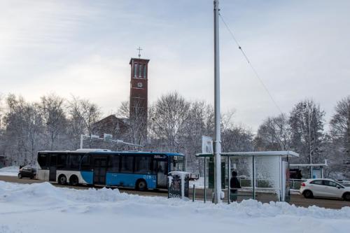 Paavalinkirkon bussipysäkki talvella 2023