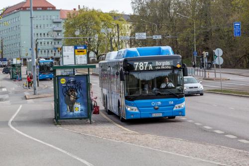 Pohjoisempi Paavalinkirkon bussipysäkki pohjoiseen päin ja bus