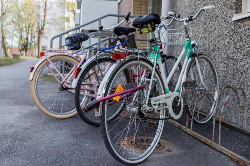Polkupyöriä Vellamonkatu 7-9:n edessä