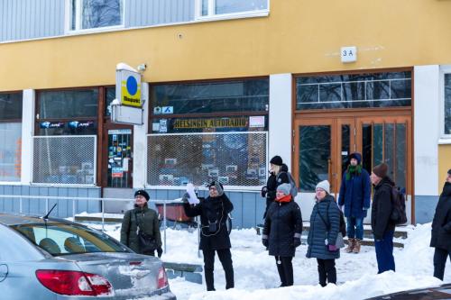 Porukkaa Juhani Styrmanin vetämällä Kadonnut Hermanni -kävel