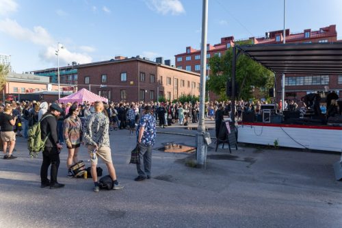 Porukkaa odottamassa Modemin keikan alkua Teurastamolla