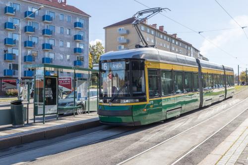 Raitiovaunu 6 ja Paavalinkirkon pysäkki pohjoiseen päin