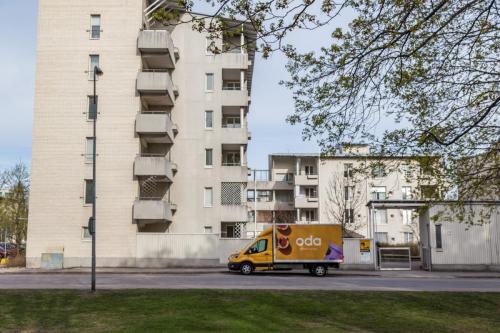 Vellamonkatu 25 ja Oda verkkokaupan auto