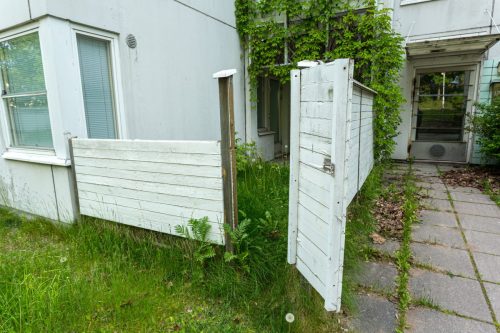 Vellamonkatu 5 takapihan auki oleva ovi