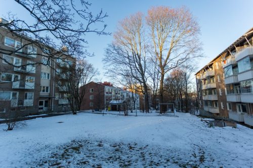 Vellamonkatu 7-9 pihaa talvipäivänä